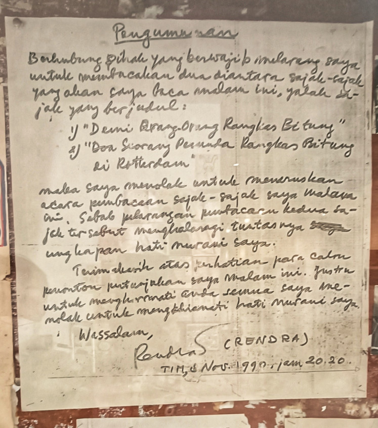 Announcement: A handwritten note by legendary Indonesian poet WS Rendra is affixed on the 'mading' (bulletin board) in the exhibition. (JP/Sylviana Hamdani)