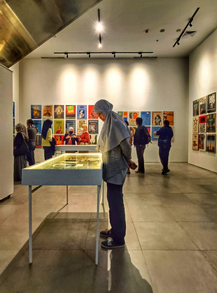 Not just artwork: A visitor looks at old photos and documents in a vitrine at the CIPTA! Kapita Selekta Cikini Raya 73 exhibition. (JP/Sylviana Hamdani)
