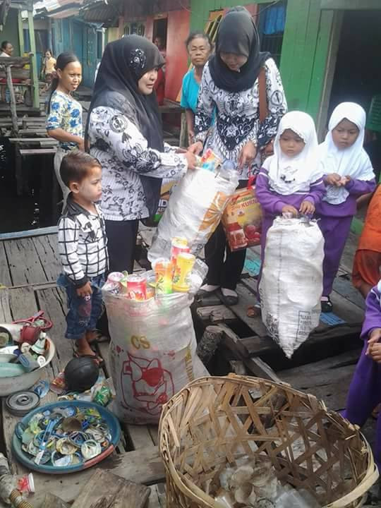 Keep striving: Hujrah (left), manages a waste bank in a fishermen's settlement in Kampung Nelayan, Medan and is still facing a lot of obstacles, such as the low awareness of waste recycling. (Courtesy of Hujrah)