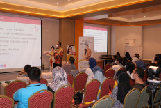 dr. Arie explains about adjuvant therapy to attendants in a hybrid seminar.