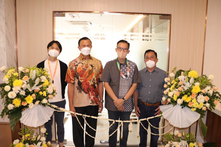 (left-right) Arya Dipa Surjana as VP Morula Food & Wellnes, dr. Arie A. Polim (second from left) and dr.. Ivan Rizal Sini CEO Morula Indonesia(second from right), Johannes Wibisono, VP Operations Morula Indonesia officiate the VIP executive lounge.