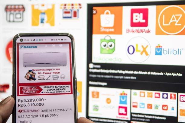 Click and buy: A Jakarta resident uses a device to shop on a local e-commerce platform on June 15. The digital market continues to thrive in Indonesia and Asia in general.