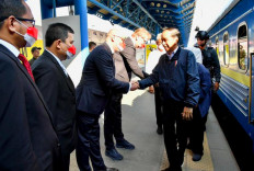 This handout picture taken and released on June 29, 2022 by Indonesia's Presidential Palace shows Indonesian President Joko 'Widodo' Widodo arrives in Kyiv ahead of a meeting with Ukrainian President Volodymyr Zelensky. 