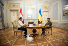 This handout picture taken and released by the Ukrainian presidential press service on June 29, 2022, shows Ukrainian President Volodymyr Zelensky (R) and his Indonesian counterpart Joko Widodo during their talks in Kyiv. 