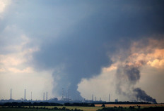Smoke billows over the oil refinery outside the town of Lysychansk on June 23, 2022, amid Russia's military invasion launched on Ukraine. On the road between the towns of Siversk and Bakhmut, AFP journalist witnessed several shellings on the route, which is now the main itinerary being used to reach the city of Lysychansk, since a highway has long been under shelling. Driving out of the devastated eastern Ukrainian city of Lysychansk on June 23, the journalists twice had to jump out of cars and lie on the ground as Russian forces shelled the city's main supply road. The three shelling incidents they witnessed took place on a stretch of road approximately 5 kilometres (3 miles) long. 