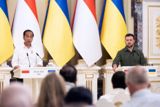 This handout picture taken and released by the Ukrainian presidential press service on June 29, 2022, shows Ukrainian President Volodymyr Zelensky (right) and his Indonesian counterpart Joko 'Jokowi' Widodo giving a press conference as part of their talks in Kyiv. 