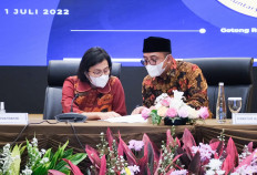 Finance Minister Sri Mulyani Indrawati (left) and Taxation Director General Suryo Utomo confer on July 1, 2022 during a press briefing on the government’s voluntary disclosure program, more commonly known as the second tax amnesty.