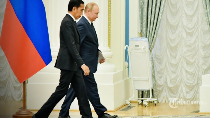 President Joko Widodo (left) and Russian President Vladimir Putin walk together on June 30, 2022 as they head to a joint press conference at the Kremlin in Moscow.

