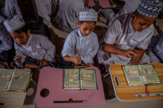 Indonesia school helps students recite Quran in sign language
