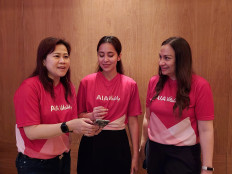 (Left to right) Head of AIA Vitality Jong Wie Siu, SANA-studio instructor and zumba-pioneer Laila Munaf and Chief Marketing Officer of AIA Kathryn Monika Parakpak at the AIA Vitality Talk in Uluwatu, Bali, July 4.