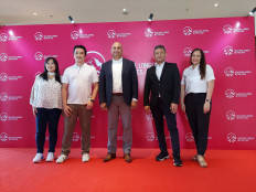 (Left to Right) AIA chief of corporate solution Erna Wijaya, chief of technology and operations officer Benny Iskandar, president director Sainthan Satyamoorthy, chief agency offficer Indrasena Patmawidjaja and chief marketing officer Kathryn Parapak at the AIA 2022 Mid-Year Kick-Off Agency event in Uluwatu Bali, Jul. 4