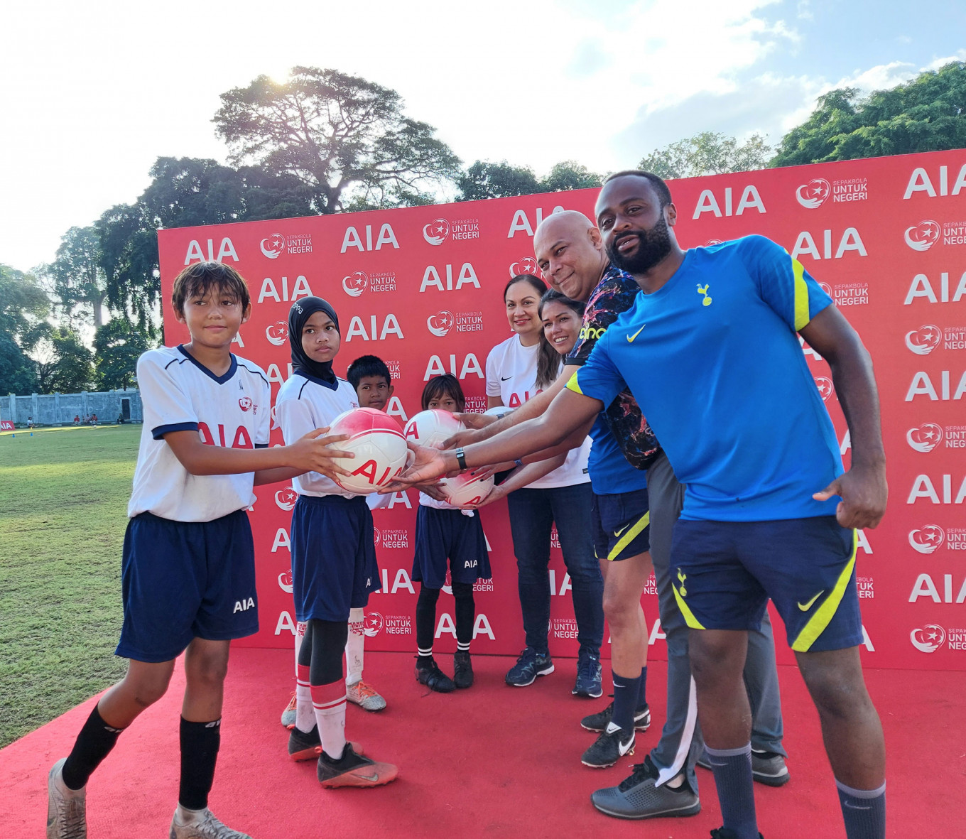 Tottenham Hotspur Third baju bolasepak 2018 - 2019. Sponsored by AIA