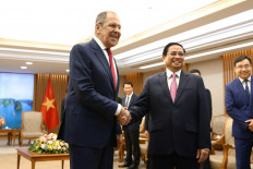 Russian Foreign Minister Sergei Lavrov (left) meets with Vietnamese Prime Minister Pham Minh Chinh in Hanoi, Vietnam July 6, 2022.
