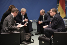 Britain's Prime Minister Boris Johnson and Russian President Vladimir Putin meet on the sidelides of a Peace summit on Libya in Berlin on January 19, 2020. 
