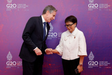 Indonesia's Foreign Minister Retno Marsudi (right) welcomes US Secretary of State Antony Blinken (left) during the G20 Foreign Ministers' Meeting in Nusa Dua on the Indonesian resort island of Bali on July 8, 2022. 
