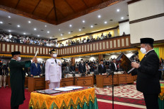Former Aceh military command (Pangdam) chief Achmad Marzuki is sworn in as Aceh acting governor at the province’s Representative Council building in Banda Aceh on July 6.