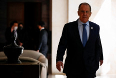 Russian Foreign Minister Sergei Lavrov (L) arrives to attend a bilateral meeting for G20 Foreign Ministers Meeting in Nusa Dua on Indonesia resort island of Bali on July 8, 2022. 

