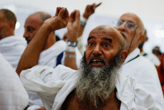 Muslim pilgrims 'stone the devil' as haj nears end