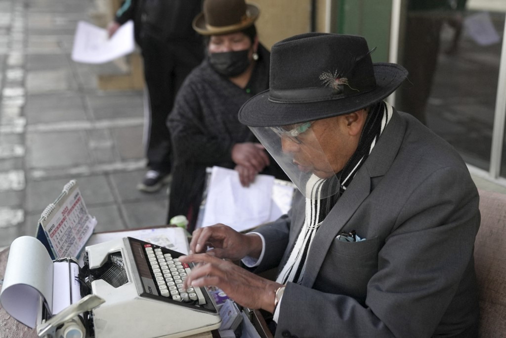 Surat cinta dan pengembalian pajak: Penulis trotoar Bolivia lebih suka mesin tik – orang