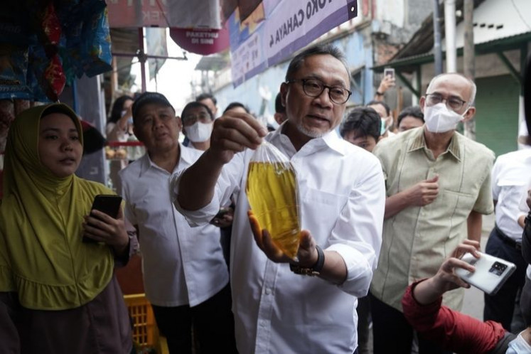 Trade Minister Zulkifli Hasan visits Klender traditional market in East Jakarta on June 22 to check the prices of basic commodities, especially cooking oil.

