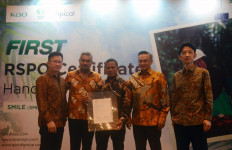 Representatives of Kao, Apical and Asian Agri pose with the Roundtable on Sustainable Palm Oil (RSPO) certificate to mark the momentous event.