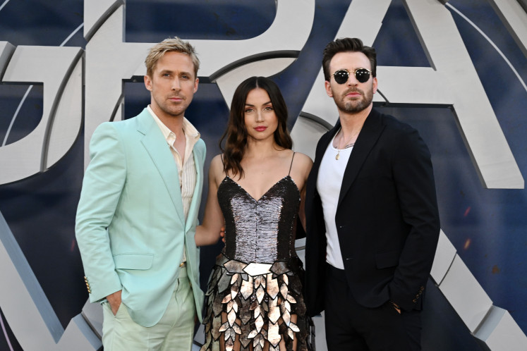 Star-studded cast: Hollywood actors Ryan Gosling (left), Ana de Armas (center) and Chris Evans (right) pose during the Los Angeles premiere of their latest film 'The Gray Man' on July 13. (Courtesy of Netflix)