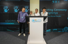 Services and networks director Ronny Venir (second right), consumer business director Corina Leyla Karnalies (second left),  Real Estate Indonesia (REI) vice chairman Ahmad Zulfikar Fawzi (right) Ciputra SubHolding 2 managing director Harun Hajadi (left) at the launch of BNI DigiGriya on Monday.  The launching of BNI DigiGriya was in response to the high demand for fast and easy services in the digital era and to answer the challenges of rapid technological development.