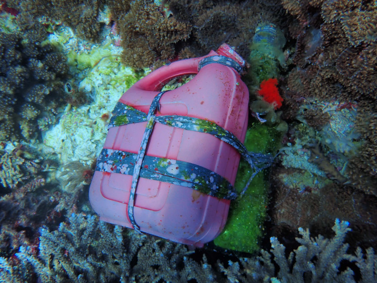 Tick tock: After desecrating a cherished dive site in Bima, Sumbawa, West Nusa Tenggara, blast fishers abandoned this homemade bomb amidst a flurry of shattered coral. (JP/Cahaya Ratomo)