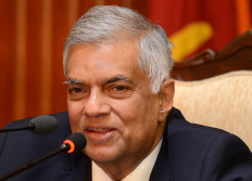 Sri Lankan Prime Minister Ranil Wickramasinghe addresses a media conference in Colombo February 16, 2018. 