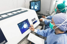 Fertility experts: In this picture, medical experts at Morula IVF Indonesia are using the incubator to see the growth of an embrio. (Courtesy of Morula IVF Indonesia)