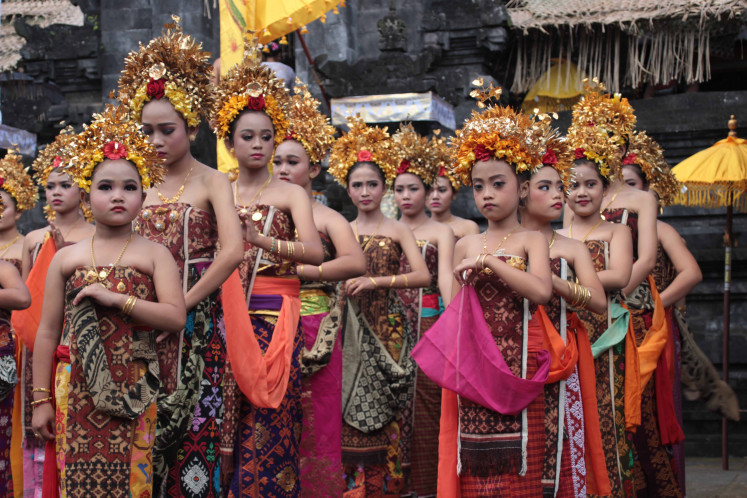 Ready to move: Rejang Ala Tenganan dancers in Karangasem, Bali are seen wearing Tenun Grinsing. (Wikimedia Commons/Kresnanta)