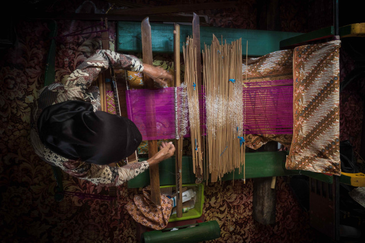 Workshop: Pictured is the traditional weaving process of Songket Palembang. (Wikimedia Commons/Afrinaldi Zulhen)