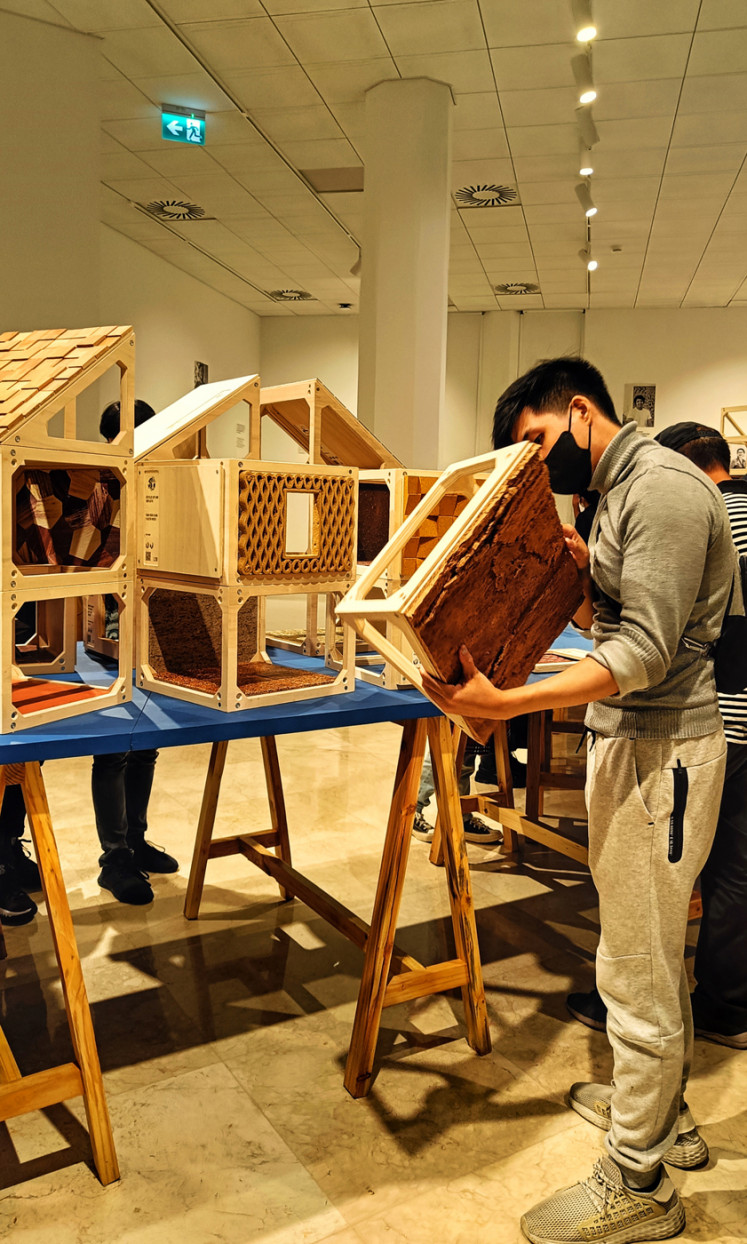 Different experience: Held at Erasmus Huis Jakarta, the Building with Nature exhibition allows visitors to play around with objects displayed. (JP/Sylviana Hamdani) 