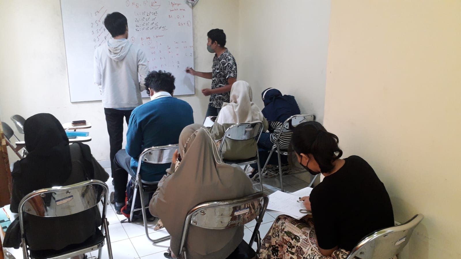 Bimbel online dan offline dengan guru profesional di ruang kelas