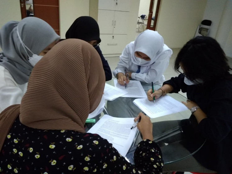 Togetherness: Students of EXIST private tutoring agency in South Tangerang, Banten, take part in group work during class. (Courtesy of EXIST)