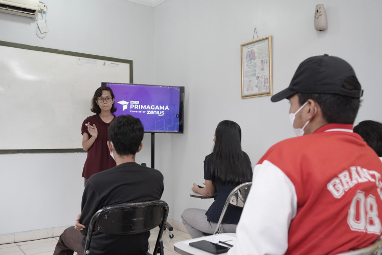 Going hybrid: A look at the New Primagama Powered by Zenius offline class in Sukatani, Depok, West Java, on July 11. (Courtesy of Zenius)