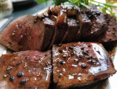 'Meat' me at our spot: Juliette The Selfish's signature “Juliette's Bistecca” is shareable dish recommended for a couple's night out. (JP/Felix Martua)