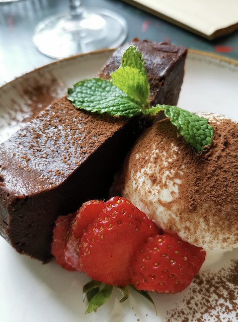 Sweet evening: Juliette The Selfish's signature chocolate cake is among diners' favorite desserts. (JP/Felix Martua)