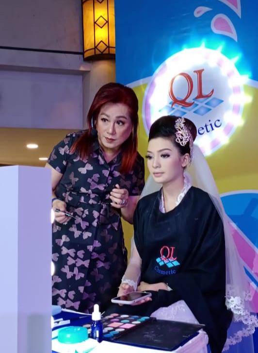 Knowledge sharing: Chenny Han (left) works on a model during QL Exploration, a seminar and workshop for young makeup artists in Makassar, South Sulawesi, in February. (Courtesy of Chenny Han)
