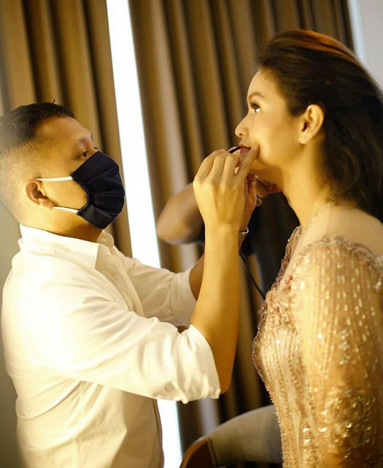 Work his magic: Celebrity makeup artist Donny Karyadi is on duty for a wedding event in Jakarta in March 2020. (Courtesy of Donny Karyadi)
