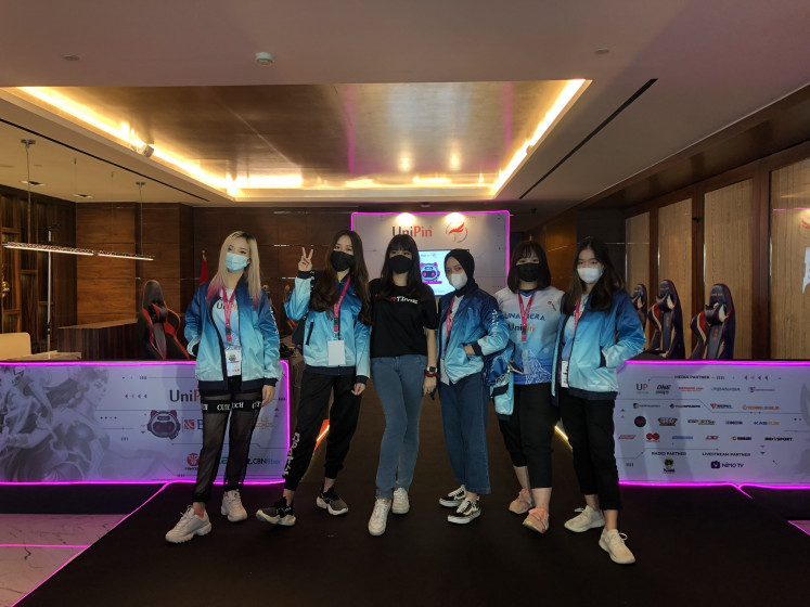 Full team: Luna Nera's professional female players hope that there will be more all-female e-sport team to create a safer community in the future. (Courtesy of Debora Imanuella)