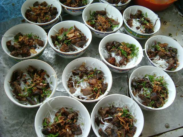 Crunch, crunch: The beef in soto Padang is first made into jerked meats, creating a crispier taste due to the frying process. (Wikimedia Commons/Sakurai Midori)