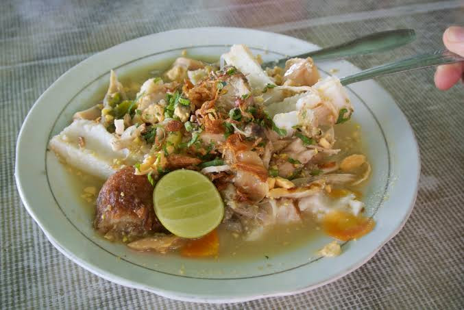 Kalimantan cuisine: Soto Banjar is characterized by its thick stew-like soup as the broth is infused with evaporated milk. (Wikimedia Commons/Midori)