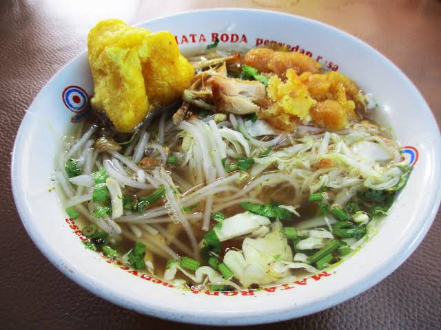 Condiment: Soto Lenthok often comes with perkedel singkong as its side dish. (Wikimedia Commons/Danang Trihartanto)