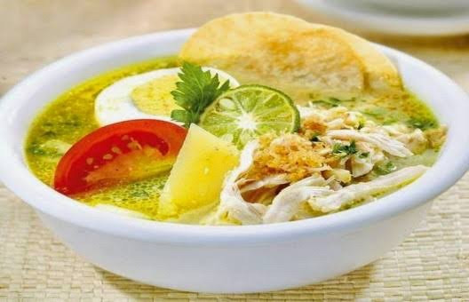 Rich soup: One of the characteristics of soto Medan is its coconut milk-based soup. (Wikimedia Commons/Fachriazmi9)
