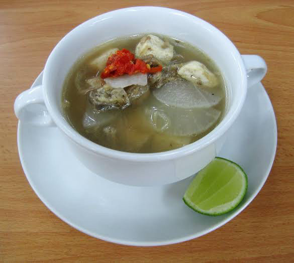 Special ingredients: Soto Bandung is especially distinguished with the use of radish, tomato and fried soybeans. (Wikimedia Commons/Gunawan Kartapranata)