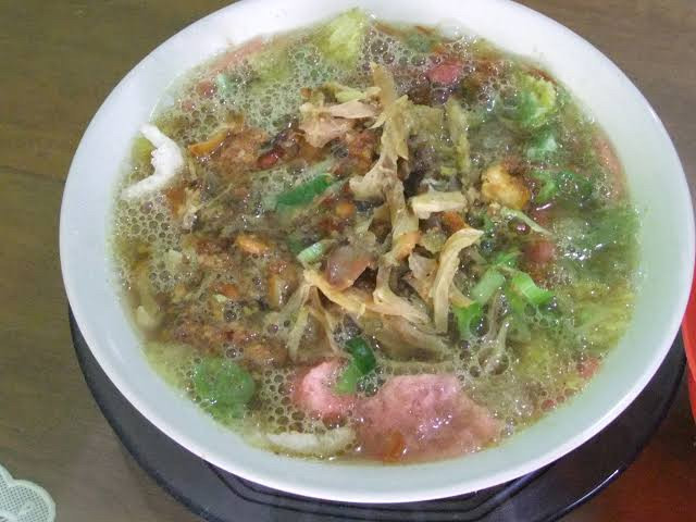 Local indulgence: Soto Sokaraja, locally known as Sroto Sokaraja, can be easily found along the region's main highway. (Wikimedia Commons/Midori)