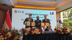 Indonesian state-owned electricity company PLN and South Korea’s LS Corporation sign a partnership agreement on submarine power cables in Seoul on July 28.
