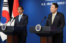 President Joko 'Jokowi' Widodo (left) speaks next to South Korean President Yoon Suk-yeol (right) during a joint press conference after their meeting at the presidential office in Seoul on July 28, 2022. 
