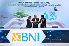 BNI president director Royke Tumilaar (center), BNI deputy president director Adi Sulistyowati (left) and BNI finance director Novita Widya Anggraini attend the BNI 2022 first half report, on Friday. BNI posted a solid performance and expansion in the second quarter of this year. This achievement was accompanied by efforts to strengthen the green portfolio and the implementation of the principles of sustainability or ESG in every aspect of the company's business. BNI's net profit in the first half of 2022 was recorded at Rp 8.8 trillion, up 75.1 percent year-on-year.